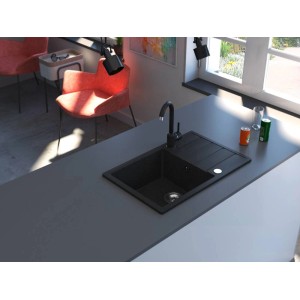 Czarny zlewozmywak granitowy t.b.t. z baterią na blacie kuchennym.