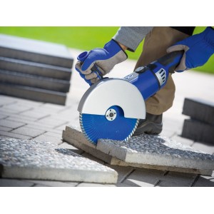 Tarcza diamentowa LUX 230 mm w użyciu do cięcia płyt kamiennych szlifierką kątową.