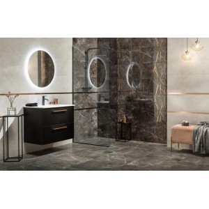 Łazienka z szarymi płytkami ściennymi (t.b.t.) imitującymi marmur i lustrem LED.