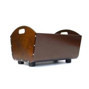 Brązowy kosz na drewno kominkowe z drewna i metalu z uchwytami, akcesoria kominkowe.