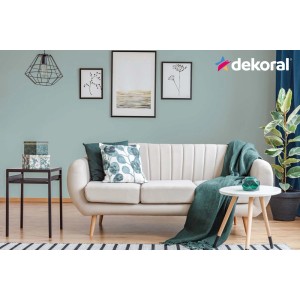 Salon z miętowo-zieloną farbą ścienną t.b.t. i beżową sofą.