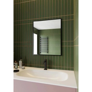 Prostokątne lustro Lustra w łazience z umywalką i zielonymi płytkami.
