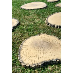 Płyty tarasowe t.b.t. imitujące plaster drewna na trawniku.