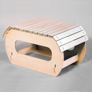 Drewniany taboret/stolik ogrodowy t.b.t. z listwowym wzorem i owalnymi otworami.