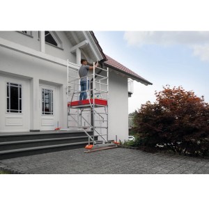 Aluminiowe rusztowanie Krause Monto ClimTec z osobą pracującą przy domu.