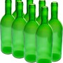 Kilka zielonych butelek na wino do winiarstwa i przetwórstwa.