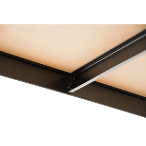 Zbliżenie półki t.b.t. z brązowymi półkami i czarną ramą.