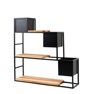 Czarny stojak na kwiaty t.b.t. z trzema półkami i doniczkami.