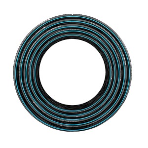 Zwinięty czarny wąż ogrodowy z niebieskimi paskami.