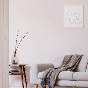 Salon z szarą kanapą, kocem, stołem z wazonem i abstrakcyjnym obrazem na ścianie. Kolorowa farba do ścian.