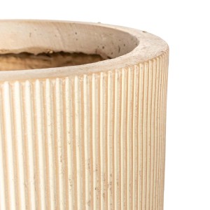 Zbliżenie na beżową donicę t.b.t. z żebrowaniem.