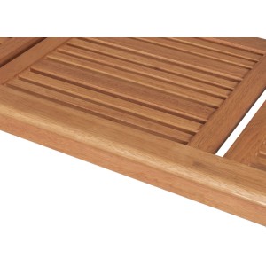 Zbliżenie drewnianej ławki ogrodowej. Listwy drewniane, część huśtawki ogrodowej.