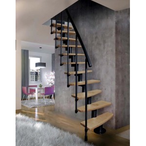 t.b.t. Schody wewnętrzne z drewnianymi stopniami i czarną poręczą.