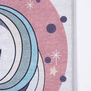 Zbliżenie dywanu z krótkim włosiem t.b.t. z gwiazdami i tęczą.