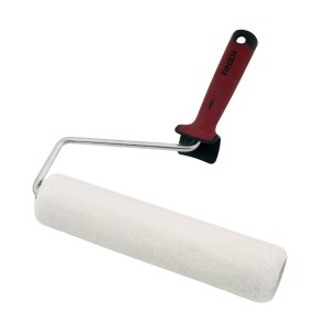 Wałek malarski t.b.t. z czerwonym uchwytem do malowania.