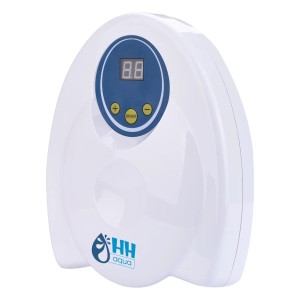 Białe urządzenie do dezynfekcji basenów z niebieskim wyświetlaczem i elementami sterującymi.