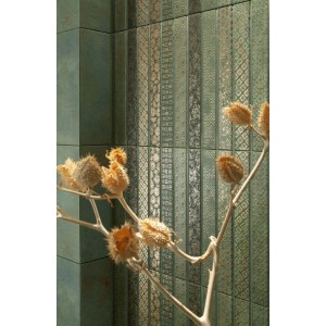 Dekoracyjne zielone płytki podłogowe we wzory z dekoracją roślinną.