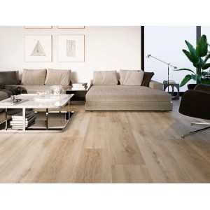 Jasna podłoga winylowa t.b.t. w salonie.