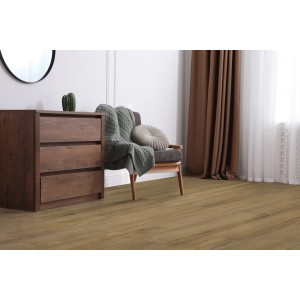 Ułożone płytki podłogowe t.b.t. imitujące drewno w salonie z komodą i fotelem.