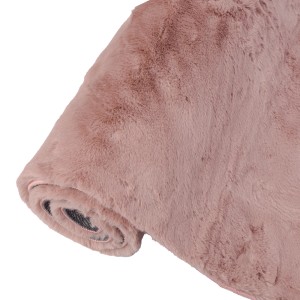 Zwinięty różowy dywan shaggy dla przytulnej atmosfery.