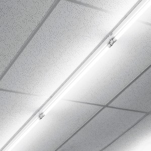 Liniowa świetlówka t.b.t. na suficie rastrowym.