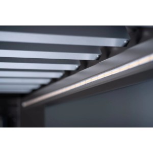 Listwa LED Biohort do pergoli, 3 m, ciepła biel, zapewnia nastrojowe oświetlenie pod zadaszeniem tarasu.