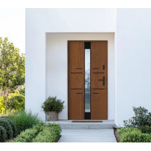 Nowoczesne drewniane drzwi zewnętrzne t.b.t. z szybą i czarnymi akcentami.