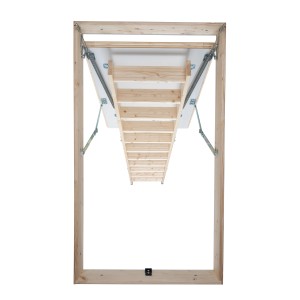 t.b.t. Drewniane schody strychowe, widok z dołu.