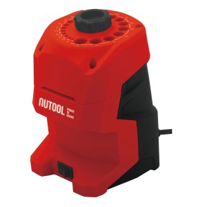 Czerwona ostrzałka do wierteł t.b.t. z czarnym pokrętłem i otworami na wiertła o różnych rozmiarach.