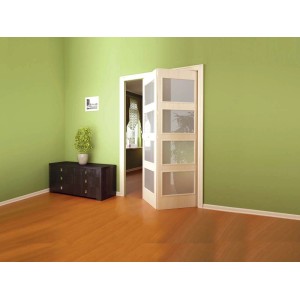 t.b.t. drzwi składane z czterema wstawkami szklanymi w jasnej drewnianej ramie.