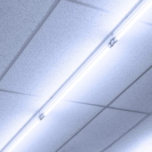 Świecąca świetlówka liniowa t.b.t. na suficie.