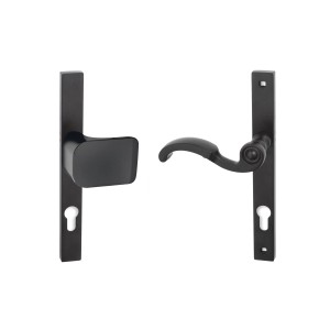 Czarne klamki do drzwi (t.b.t.) do drzwi wewnętrznych, widok szczegółowy.