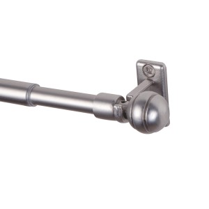 Zbliżenie srebrnego karnisza t.b.t. z kulistym zakończeniem.