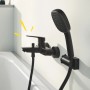 Bateria wannowa Grohe QuickFix Start, czarna, z słuchawką prysznicową na wannie.