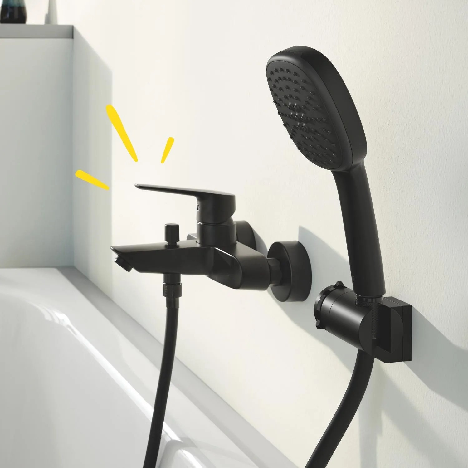 Bateria wannowa Grohe QuickFix Start, czarna, z słuchawką prysznicową na wannie.