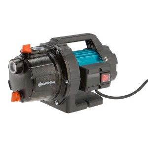 Pompa ogrodowa Gardena 3700/4 Basic: Czarna pompa z uchwytem i niebieskim blokiem silnika.
