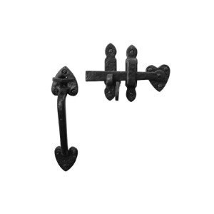 Czarny zatrzask do bramy z uchwytem i detalami w kształcie serca do bram ogrodowych i ogrodzeń.