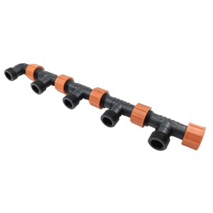 t.b.t. do nawadniania podziemnego, czarna rura z odgałęzieniami i pomarańczowymi złączkami.