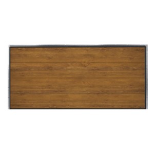 Brązowa brama garażowa z efektem drewna, widok szczegółowy.