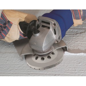 Ściernica diamentowa LUX (Ø 115 mm) w użyciu ze szlifierką kątową do obróbki kamienia.