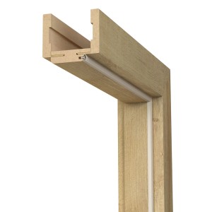 Ościeżnica drzwiowa t.b.t. w kolorze drewna, zbliżenie.