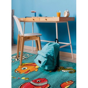 Turkusowy dywan z motywami ryb w pokoju dziecięcym pod biurkiem i plecakiem.