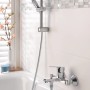Zestaw prysznicowy Grohe QuickFix Vitalio Go 100 chrom w wannie z baterią.