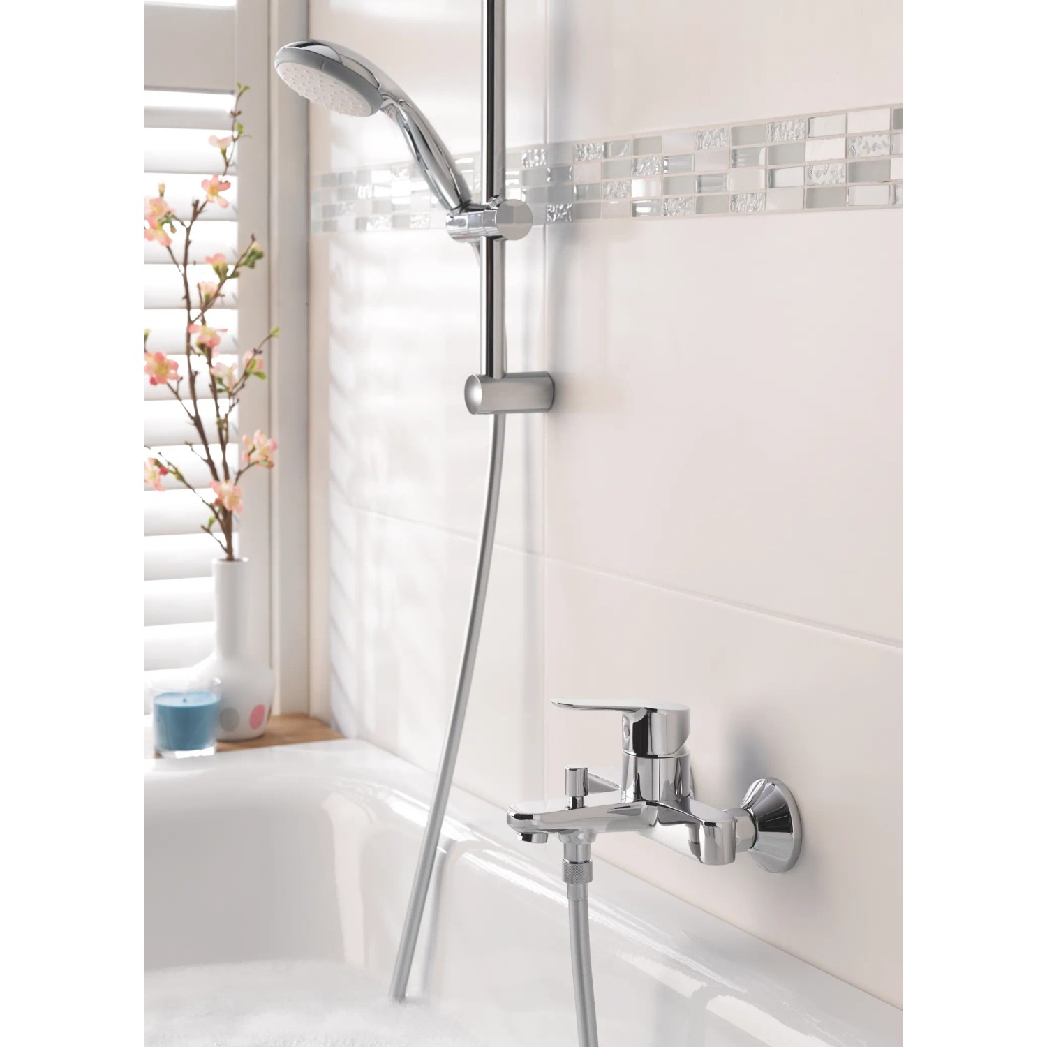 Zestaw prysznicowy Grohe QuickFix Vitalio Go 100 chrom w wannie z baterią.