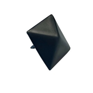 Czarny, piramidalny uchwyt meblowy.