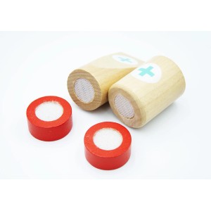 t.b.t. Zabawka: Drewniane strzykawki i czerwone plastry dla dzieci.