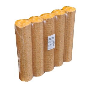 Brikety drzewne, zapakowane w folię, paliwo do kominka i pieca.