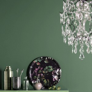 Ściana w kolorze leśnej zieleni z elementami dekoracyjnymi i kryształowym żyrandolem. Kolorowa farba do ścian t.b.t.