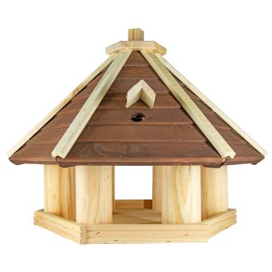 Drewniany karmnik dla ptaków z brązowym dachem i jasnymi elementami drewnianymi.