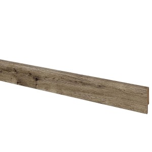 Listwa przypodłogowa t.b.t. w drewnopodobnym wykończeniu, zbliżenie.